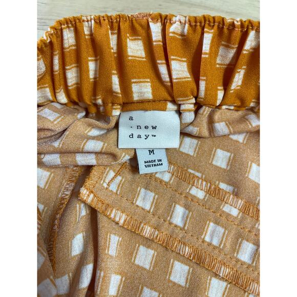 A New Day shorts women's medium gold tone pull on white dots tie waist - Picture 6 of 14
